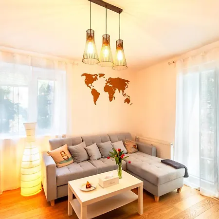 Quiet In New Center, Nivy Apartment